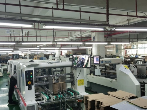 Machines automatisées de fabrication d’emballages traitant des composants de boîtes en carton