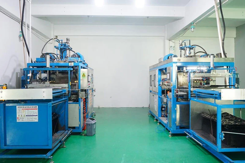 Machines bleues de formage d’emballages dans l’atelier XGolden
