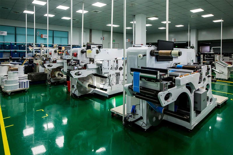 Machines de production d’emballages XGolden dans un atelier d’usine propre